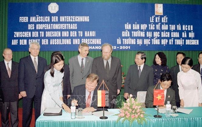 Trong chuyến thăm chính thức Việt Nam tháng 12/2001, Chủ tịch Hạ viện Đức Wolfgang Thierse chứng kiến Lễ ký kết hợp tác giữa trường Đại học Bách Khoa Hà Nội và trường Đại học Tổng hợp kỹ thuật Dresden (Đức). Ảnh: Đức Tám - TTXVN