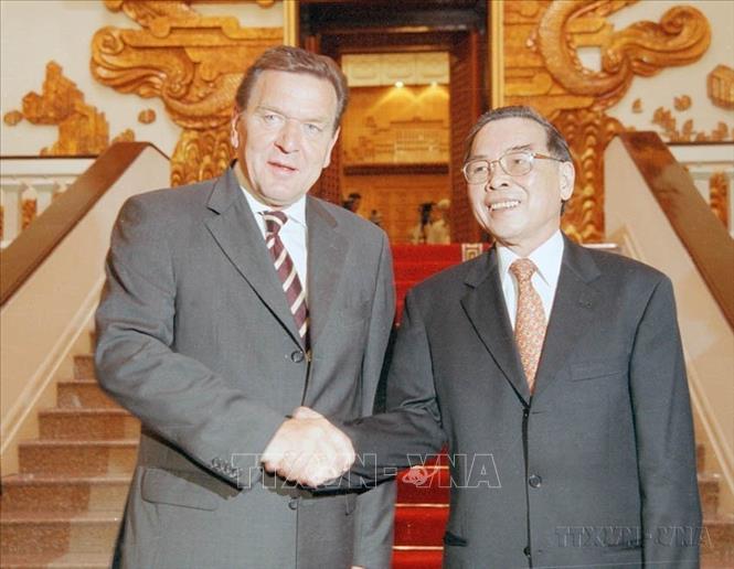 Thủ tướng Phan Văn Khải đón Thủ tướng CHLB Đức Gerhard Schröder thăm chính thức Việt Nam 2 ngày 14 - 15/5/2003. Ảnh: Thế Thuần - TTXVN