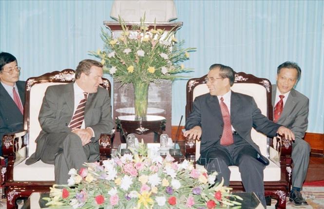 Tổng Bí thư Nông Đức Mạnh tiếp Thủ tướng CHLB Đức Gerhard Schröder tại Hà Nội, trong chuyến thăm chính thức Việt Nam từ ngày 14 - 15/5/2003. Ảnh: Nhan Sáng - TT