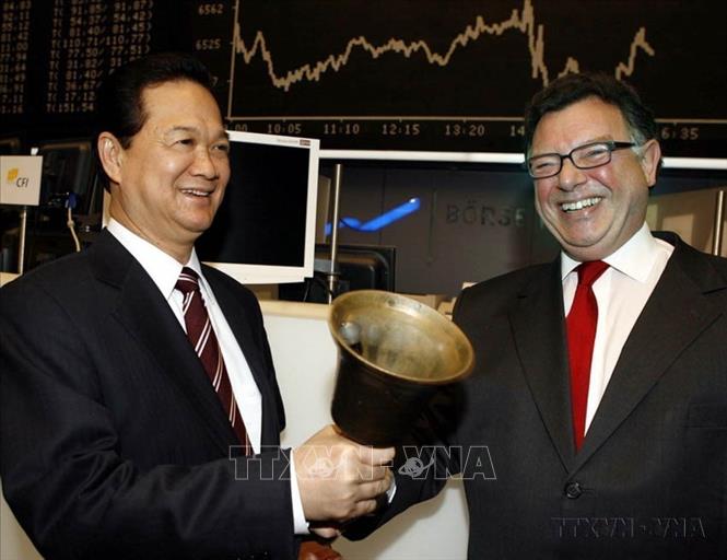 Thủ tướng Nguyễn Tấn Dũng và Tiến sĩ Reto Francion, Chủ tịch Thị trường Chứng khoán Frankfurt rung chuông phiên giao dịch cuối ngày (Frankfurt, 7/3/2008). Ảnh: Đức Tám - TTXVN