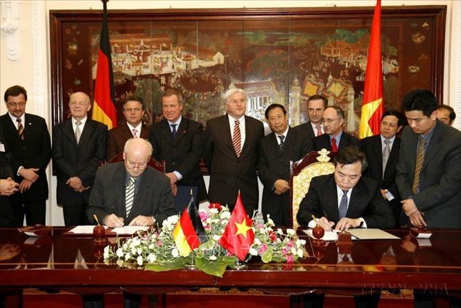 Phó Thủ tướng, Bộ trưởng Ngoại giao Phạm Gia Khiêm cùng Phó Thủ tướng, Bộ trưởng Ngoại giao CHLB Đức Frank-Walter Steinmeier chứng kiến Lễ ký kết hợp tác đào tạo Việt Nam - Đức về chức danh cán bộ toà án (2008). Ảnh: Tùng Lâm – TTXVN