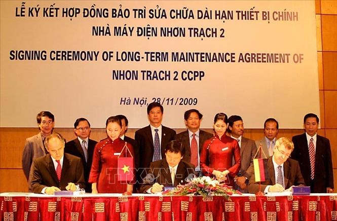 Đức là một trong những nhà viện trợ ODA lớn nhất cho Việt Nam, tập trung vào các lĩnh vực năng lượng, đào tạo nghề gắn với phát triển bền vững và chính sách môi trường. Trong ảnh: Công ty Cổ phần Điện lực Dầu khí Nhơn Trạch 2 và Công ty TNHH Siemens Việt Nam (Đức) ký kết hợp đồng bảo trì dài hạn cho các thiết bị chính của Nhà máy điện Chu trình hỗn hợp Nhơn Trạch 2 (Hà Nội, 28/11/2009). Ảnh: Huy Hùng – TTXVN