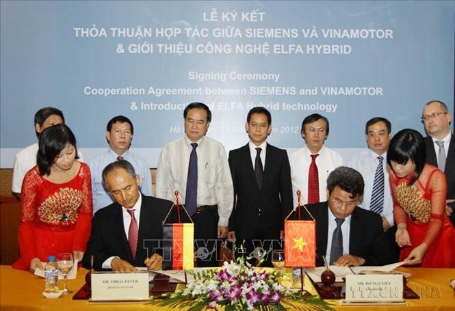 Đức là một trong những nhà viện trợ ODA lớn nhất cho Việt Nam, tập trung vào các lĩnh vực năng lượng, đào tạo nghề gắn với phát triển bền vững và chính sách môi trường. Trong ảnh: Tập đoàn Siemens (Đức) và Tổng công ty Công nghiệp ôtô Việt Nam (Vinamotor) ký thỏa thuận hợp tác về triển khai ứng dụng công nghệ truyền động lai ELFA HYBRID cho xe buýt đô thị tại Việt Nam (Hà Nội, 13/6/2012). Ảnh: Thế Duyệt – TTXVN