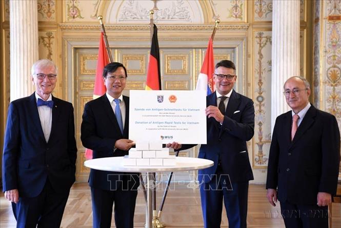 Ngày 15/7/2021, tại trụ sở Nghị viện bang Hessen của CHLB Đức, chính quyền bang Hessen và Tập đoàn Messer của Đức trao tặng 160.000 bộ kit xét nghiệm nhanh virus SARS-Cov-2 với tổng trị giá khoảng 500.000 euro cho Việt Nam nhằm chung tay hỗ trợ nhân dân Việt Nam trong cuộc chiến chống đại dịch COVID-19. Ảnh: TTXVN phát