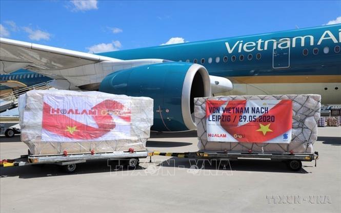 Tập đoàn Hoa Lâm Việt Nam và công ty GEDU International đã trao tặng Trung tâm Xúc tiến đầu tư vùng của thành phố Leipzig thuộc bang Sachsen (CHLB Đức) 100.000 chiếc khẩu trang y tế, 10.000 đôi găng tay và các bộ kit xét nghiệm trong phòng chống dịch Covid-19 (29/05/2020). Ảnh: Anh Đức - TTXVN