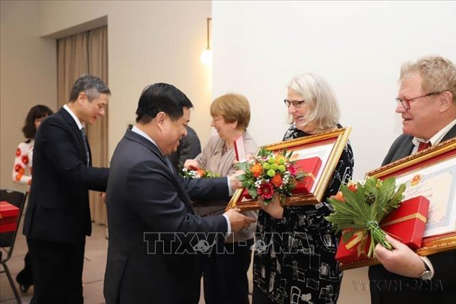  Bộ trưởng Bộ Kế hoạch và Đầu tư Nguyễn Chí Dũng và Đại sứ Việt Nam tại Đức Nguyễn Minh Vũ trao Huân chương Hữu nghị của Chủ tịch nước Việt Nam cho một số cá nhân bạn bè Đức có những đóng góp và công lao thúc đẩy quan hệ hữu nghị truyền thống, hợp tác tốt đẹp giữa nhân dân hai nước Việt Nam - Đức (Berlin, 17/3/2019). Ảnh: Anh Đức - TTXVN