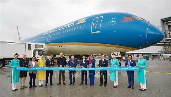 Đại diện Vietnm Airlines  và Tổng lãnh sự quán Việt Nam tại Đức cắt băng khai trương đường bay thẳng Việt Nam - Munich (Đức). Ảnh: Phương Hoa - TTXVN