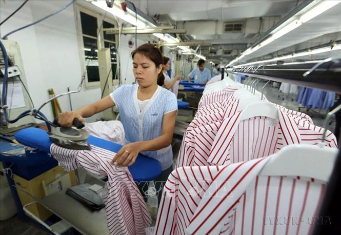 Dây chuyền sản xuất hàng may mặc xuất khẩu tại Công ty TNHH Van Laack ASIA, vốn đầu tư của CHLB Đức tại Cụm công nghiệp Ngọc Hồi (Hà Nội). Ảnh: Danh Lam – TTXVN