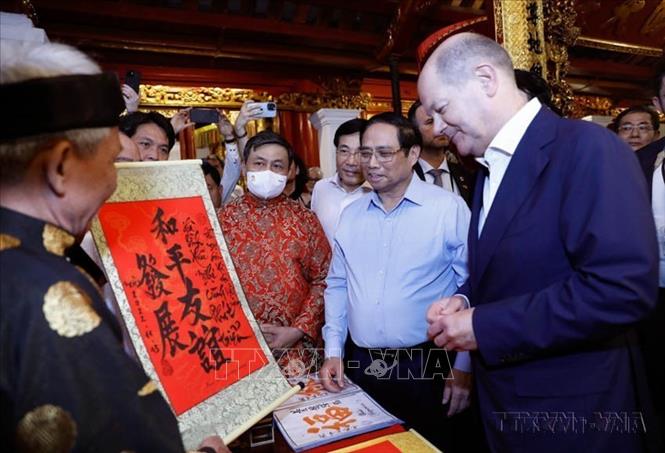 Thủ tướng Phạm Minh Chính giới thiệu bức thư pháp tới Thủ tướng Đức Olaf Scholz pháp với nội dung 