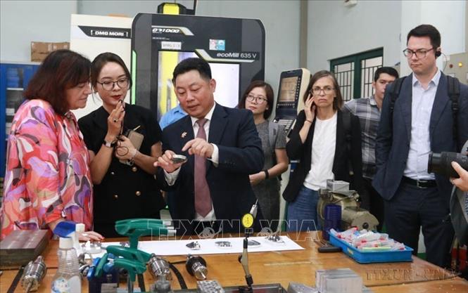 Bà Bärbel Kofler, Quốc vụ khanh, Bộ Hợp tác Kinh tế và Phát triển Liên bang Đức (BMZ) nghe giới thiệu về trang thiết bị dạy và học tại Trường Lilama 2 (Đồng Nai, 29/10/2024). Ảnh: Công Phong - TTXVN
