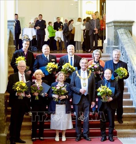  Ông Bùi Quang Huy - Chủ tịch Hội người Việt tại thành phố Leipzig (hàng đầu, người dầu tiên, phải sang) được Thành phố Leipzig, bang Sachsen (CHLB Đức) vinh danh bảng vàng cho các nhà hoạt động cộng đồng xuất sắc nhất trên các lĩnh vực xã hội, văn hóa, chính trị (2025). Ảnh: Phương Hoa - TTXVN