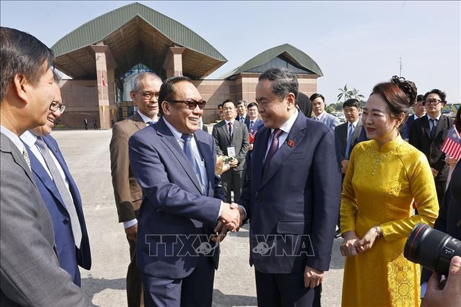 Dato' Awang Bemee Awang Ali Basah, Speaker of the Dewan Negara, the upper house of the Parliament of Malaysia, sees off NA Chairman Tran Thanh Man and his spouse. VNA Photo: Doãn Tấn 