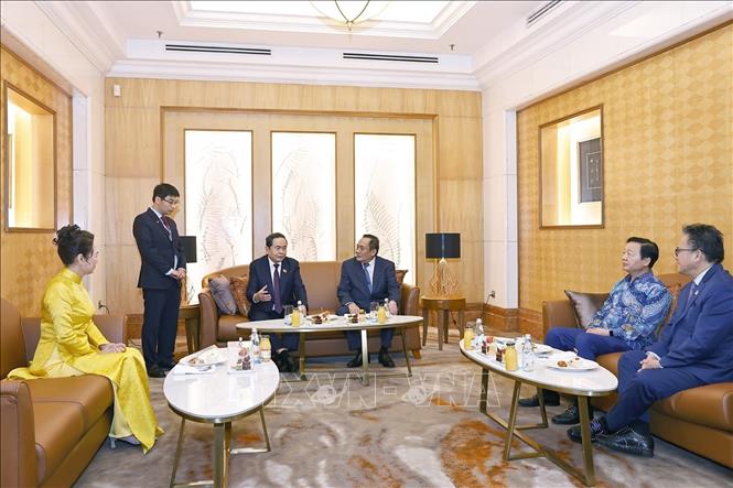 Dato' Awang Bemee Awang Ali Basah, Speaker of the Dewan Negara, the upper house of the Parliament of Malaysia, sees off NA Chairman Tran Thanh Man and his spouse. VNA Photo: Doãn Tấn 