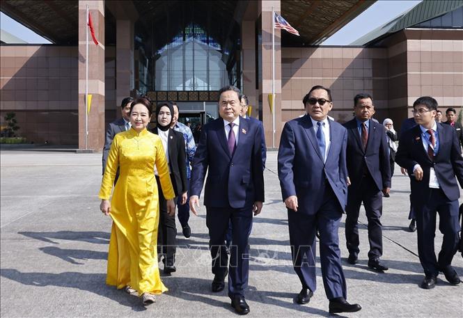 Dato' Awang Bemee Awang Ali Basah, Speaker of the Dewan Negara, the upper house of the Parliament of Malaysia, sees off NA Chairman Tran Thanh Man and his spouse. VNA Photo: Doãn Tấn