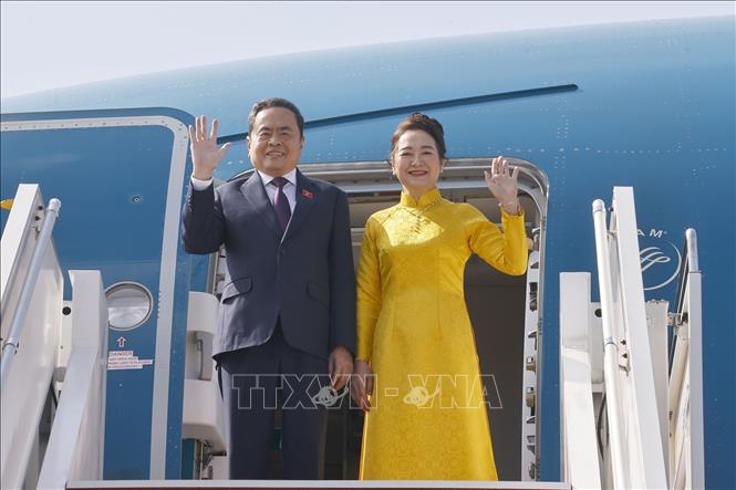 NA Chairman Tran Thanh Man and his spouse Nguyen Thi Thanh Nga leave Kuala Lumpur. VNA Photo: Doãn Tấn 