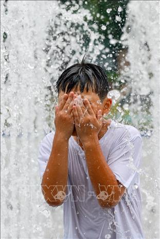 Ngày 19/9, Tổng Thư ký LHQ Antonio Guterres cho rằng các nỗ lực toàn cầu nhằm giữ mức tăng nhiệt độ Trái đất dưới 1,5 độ C so với thời kỳ tiền công nghiệp đang đi chệch hướng. Ông Guterres nhấn mạnh các quốc gia cần công bố kế hoạch hành động khí hậu mới cho năm 2035, bao trùm toàn bộ các hoạt động của nền kinh tế, đồng thời thực hiện cắt giảm đáng kể lượng khí thải nhà kính trong vài năm tới để có thể đảm bảo duy trì mục tiêu 1,5 độ C. Ảnh: Em nhỏ làm mát tại đài phun nước ở Seoul (Hàn Quốc) khi nhiệt độ lên tới 35 độ C. Yonhap/TTXVN