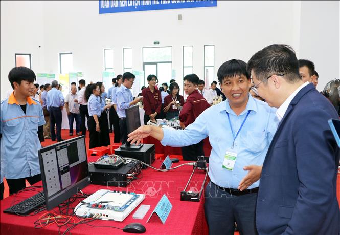 Đại biểu tham quan trưng bày hội thảo. Ảnh: Phạm Minh Tuấn-TTXVN.