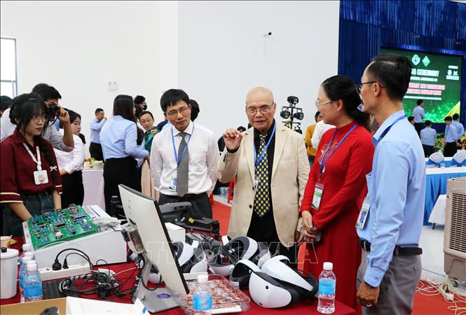 Đại biểu tham quan trưng bày và trao đổi bên lề hội thảo.  Ảnh: Phạm Minh Tuấn-TTXVN.