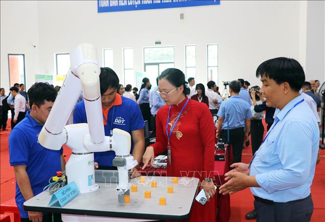 Phó Chủ tịch UBND tỉnh Vĩnh Long Nguyễn Thị Quyên Thanh tham quan trưng bày hội thảo. Ảnh: Phạm Minh Tuấn-TTXVN.