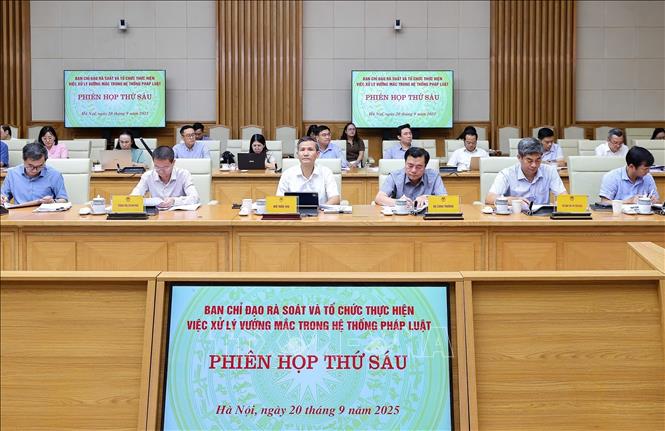 Các đại biểu tham dự Phiên họp lần thứ sáu của Ban Chỉ đạo về rà soát và tổ chức thực hiện việc xử lý vướng mắc trong hệ thống pháp luật. Ảnh: Dương Giang-TTXVN
