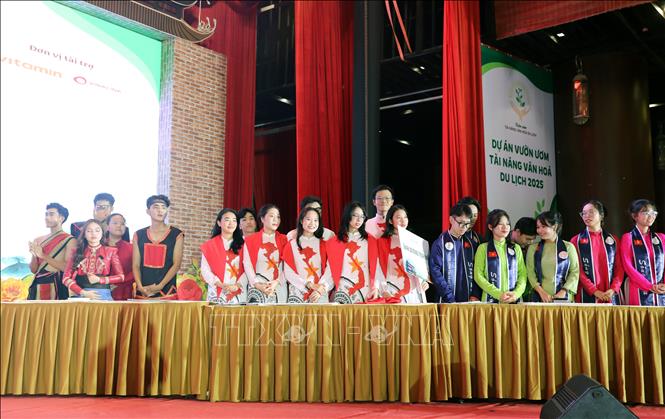 Phàn thi kiến thức của các đội tham dự cuộc thi. Ảnh: Đại Nghĩa - TTXVN
