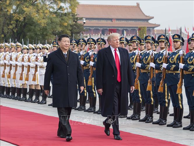 Trong cuộc điện đàm lần thứ hai với ông Donald Trump (giữa) kể từ khi ông giữ cương vị Tổng thống Mỹ nhiệm kỳ hai, ngày 19/9/2025, Chủ tịch Trung Quốc Tập Cận Bình (trái) khẳng định Bắc Kinh và Washington có thể đạt được thành công và thịnh vượng chung, mang lại lợi ích cho cả 2 nước và thế giới. Về phần mình, Tổng thống Donald Trump khẳng định hai bên đã đạt “tiến triển về nhiều vấn đề rất quan trọng