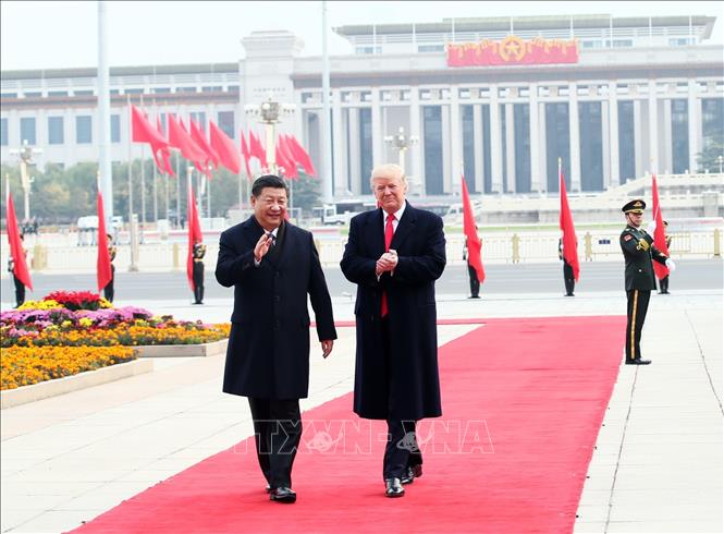 Trong cuộc điện đàm lần thứ hai với ông Donald Trump (giữa) kể từ khi ông giữ cương vị Tổng thống Mỹ nhiệm kỳ hai, ngày 19/9/2025, Chủ tịch Trung Quốc Tập Cận Bình (trái) khẳng định Bắc Kinh và Washington có thể đạt được thành công và thịnh vượng chung, mang lại lợi ích cho cả 2 nước và thế giới. Về phần mình, Tổng thống Donald Trump khẳng định hai bên đã đạt “tiến triển về nhiều vấn đề rất quan trọng