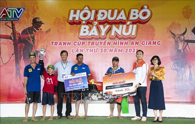 Ban tổ chức trao giải Nhất cho chủ đôi bò số đeo 09 của ông Chau Khon (xã Ba Chúc) với phần thưởng trị giá 30 triệu đồng. Ảnh: Công Mạo-TTXVN