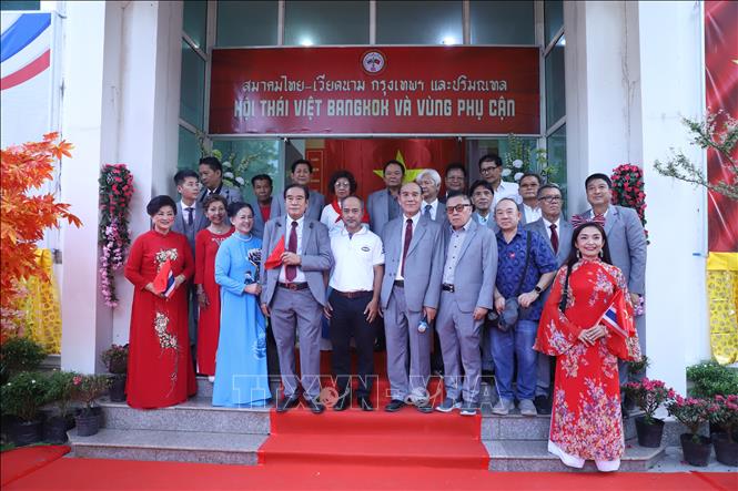 Ông Nguyễn Trung Kiên (áo trắng), Chủ nhiệm Ủy ban Nhà nước về người Việt Nam ở nước ngoài chụp ảnh lưu niệm với Hội Thái - Việt Bangkok và vùng phụ cận tại trụ sở Hội. Ảnh: Đỗ Sinh - PV TTXVN tại Thái Lan