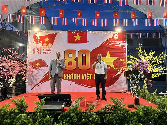 Ông Nguyễn Trung Kiên (áo trắng), Chủ nhiệm Ủy ban Nhà nước về người Việt Nam ở nước ngoài phát biểu tại lễ kỷ niệm 80 năm Quốc khánh do Hội Thái  - Việt Bangkok và vùng phụ cận tổ chức. Ảnh: Đỗ Sinh - PV TTXVN tại Thái Lan