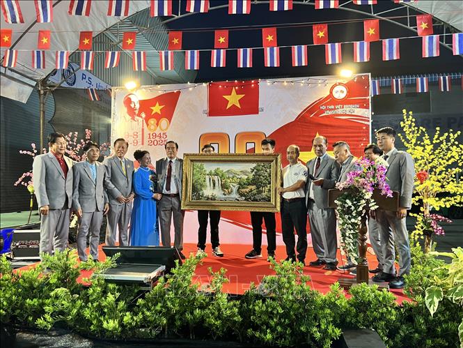 Ủy ban Nhà nước về người Việt Nam ở nước ngoài tặng quà lưu niệm Hội Thái - Việt Bangkok và vùng phụ cận. Ảnh: Đỗ Sinh - PV TTXVN tại Thái Lan