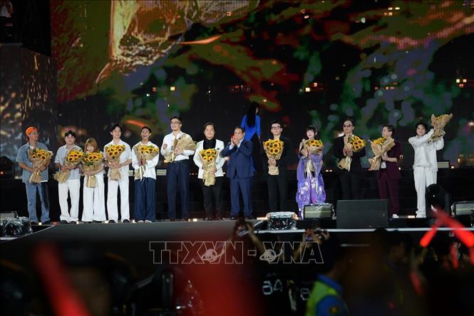 Thủ tướng Phạm Minh Chính chúc mừng ban tổ chức và các nghệ sĩ tham gia Chương trình đại nhạc hội “V Fest-Vietnam Today”. Ảnh: Dương Giang-TTXVN 