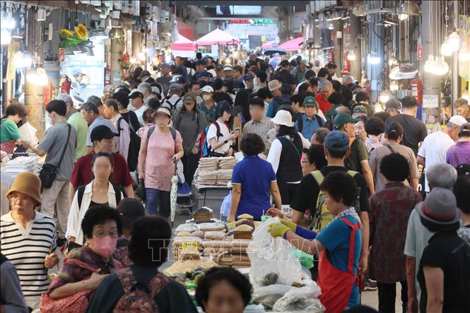 Người dân mua sắm trước dịp lễ Chuseok tại một khu chợ ở Seoul, Hàn Quốc. Ảnh: Yonhap/TTXVN