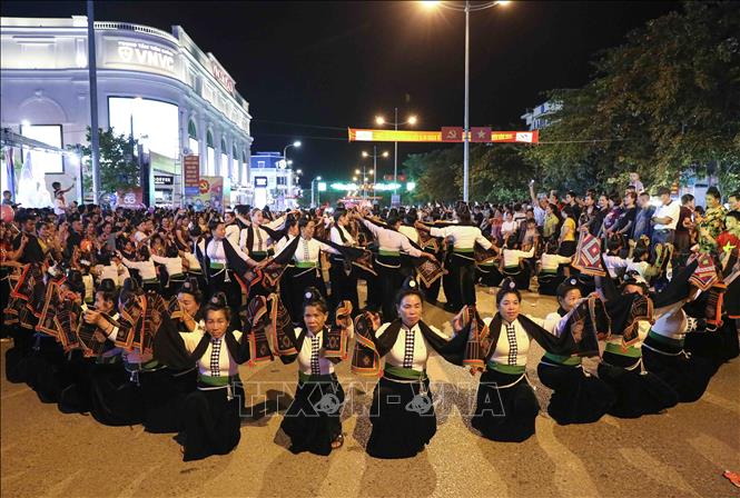 Những màn múa xòe Thái đặc sắc tại Lễ hội đường phố “Tinh hoa Tây Bắc”. Ảnh: Xuân Tư - TTXVN