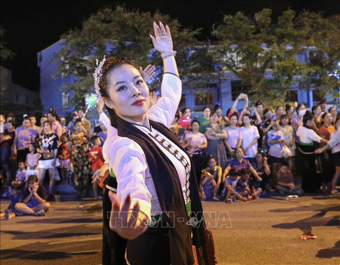 Biểu diễn Lễ hội đường phố “Tinh hoa Tây Bắc”. Ảnh: Xuân Tư - TTXVN