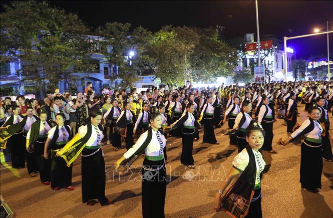 Những màn múa xòe Thái đặc sắc tại Lễ hội đường phố “Tinh hoa Tây Bắc”. Ảnh: Xuân Tư - TTXVN