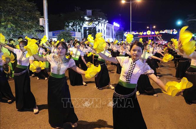 Học sinh Trường THPT Thanh Chăn tham gia Lễ hội đường phố “Tinh hoa Tây Bắc”. Ảnh: Xuân Tư - TTXVN