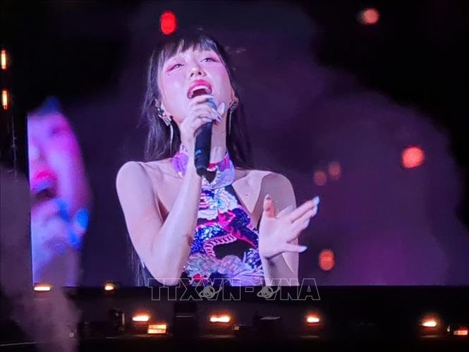 Han Sara- một nghệ sĩ người Hà Quốc  biểu diễn tại đại nhạc hội V Fest – Vietnam Today. Ảnh: Nguyễn Trọng Lịch- TTXVN
