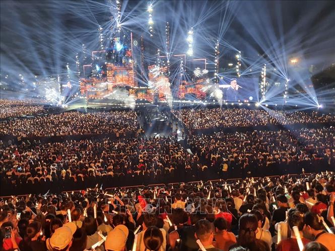 Cả chục ngàn khán giả đến xem và cổ vũ cho đại nhạc hội V Fest – Vietnam Today. Ảnh: Nguyễn Trọng Lịch- TTXVN
