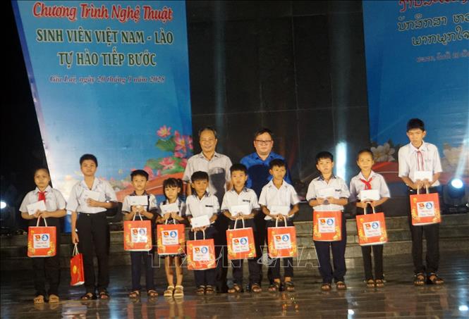 Lãnh đạo Tỉnh đoàn Gia Lai và xã Cát Tiến tặng quà cho các trẻ có hoàn cảnh khó khăn trên địa bàn xã Cát Tiến. Ảnh: Trịnh Bang Nhiệm - TTXVN
