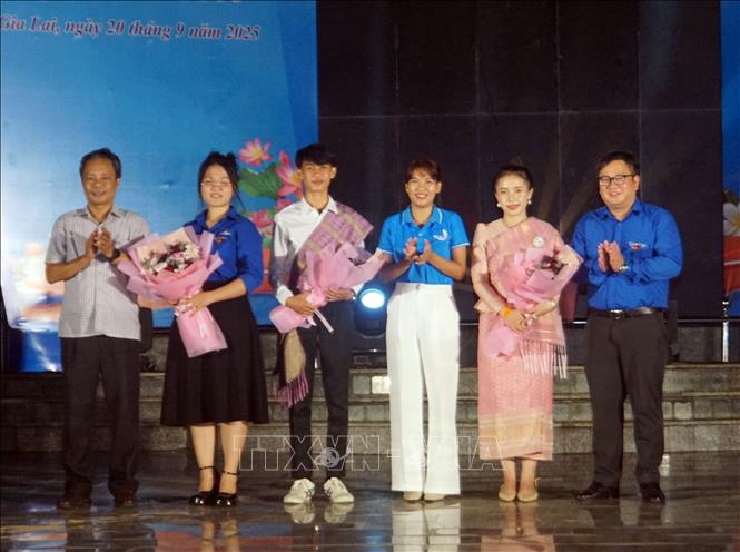 Lãnh đạo Tỉnh đoàn Gia Lai và xã Cát Tiến tặng quà cho các sinh viên tham gia chương trình nghệ thuật. Ảnh: Trịnh Bang Nhiệm - TTXVN