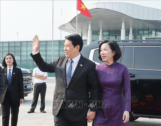 Chủ tịch nước Lương Cường và Phu nhân tại sân bay quốc tế Nội Bài, lên đường tham dự Phiên Thảo luận chung cấp cao Đại hội đồng Liên hợp quốc Khóa 80, kết hợp hoạt động song phương tại Hoa Kỳ. Ảnh: Lâm Khánh – TTXVN 
