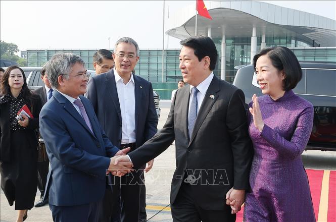 Chủ tịch nước Lương Cường và Phu nhân tại sân bay quốc tế Nội Bài, lên đường tham dự Phiên Thảo luận chung cấp cao Đại hội đồng Liên hợp quốc Khóa 80, kết hợp hoạt động song phương tại Hoa Kỳ. Ảnh: Lâm Khánh – TTXVN 