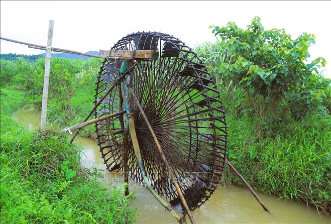 Cọn nước có hình dáng như một bánh xe có kích thước khổng lồ, bán kính từ 1,2m đến gần 2m được dựng bên các khe suối, dòng sông ngày đêm quay nhờ lực đẩy sức nước của dòng chảy của sông, suối. Ảnh: Xuân Tiến - TTXVN 