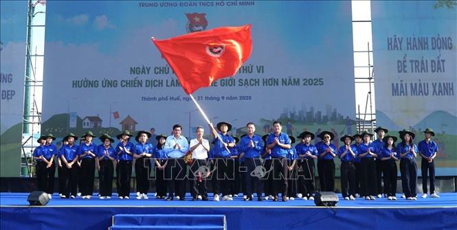 Nghi thức lễ phát động ra quân Ngày Chủ nhật xanh lần thứ 6. Ảnh: Văn Dũng-TTXVN