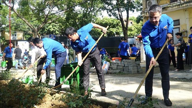 Đoàn viên, thanh niên ra quân vệ sinh môi trường. Ảnh: Văn Dũng-TTXVN