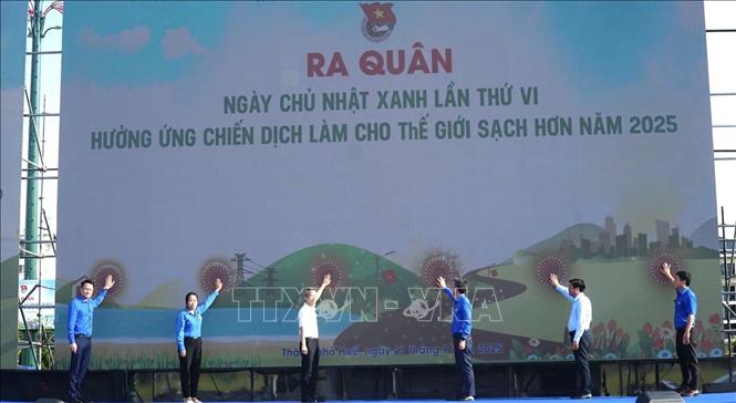 Nghi thức bấm nút phát động. Ảnh: Văn Dũng-TTXVN