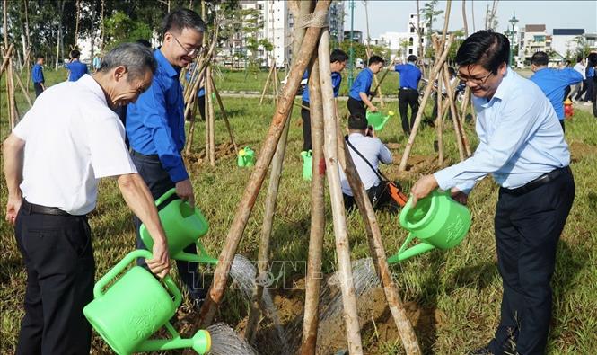 Lãnh đạo thành Đoàn và thành phố cùng tham gia trồng cây trong buổi lễ ra quân. Ảnh: Văn Dũng- TTXVN
