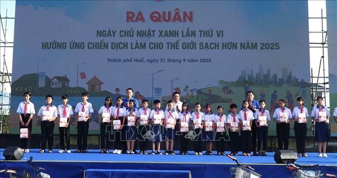Trao quà cho học sinh giỏi vượt khó. Ảnh: Văn Dũng-TTXVN