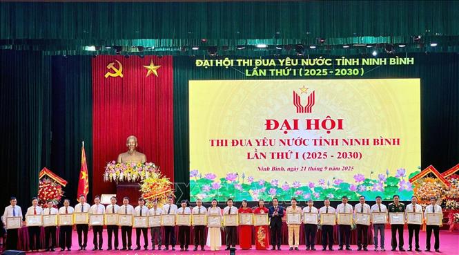 Trao bằng khen cho các điển hình tiên tiến tại đại hộị. Ảnh: Đại Nghĩa - TTXVN
